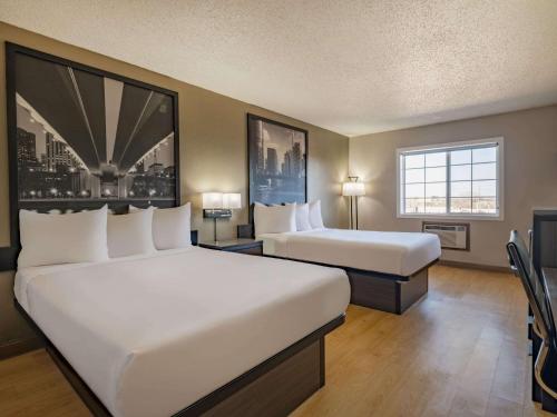 Super 8 by Wyndham Clinton - image 2