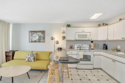 Ocean View Condo on 25th Floor Near Beach & Royal Hawaiian Shopping Center - image 13