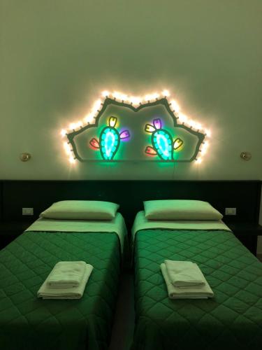 2 twin beds