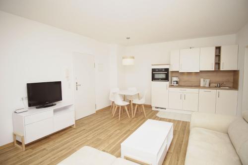 strandnah mit Terrasse, gratis Nutzung vom AHOI Erlebnisbad und Sauna in Sellin - Strandhaus Mönchgut FeWo06, Lobbe (foto 8)