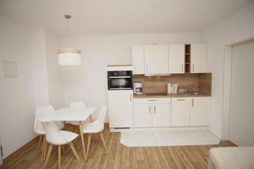 strandnah mit Terrasse, gratis Nutzung vom AHOI Erlebnisbad und Sauna in Sellin - Strandhaus Mönchgut FeWo06, Lobbe (foto 10)