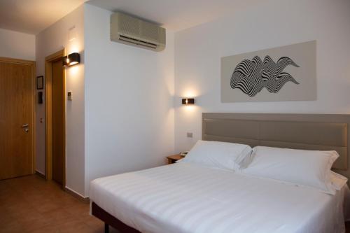 1 queen bed, 1 twin bed