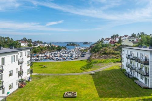 Koselig leilighet med balkong og sjøutsikt. in Grimstad