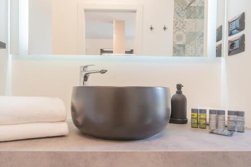 One-Bedroom Apartment image 7