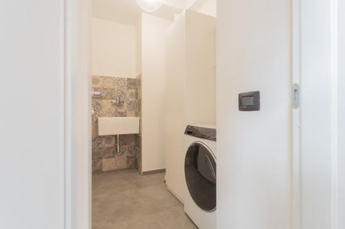 One-Bedroom Apartment image 8
