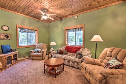 Secluded Bear Lake Getaway with Fire Pit and Porch! in Arcadia, USA