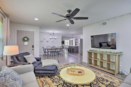 Charming Dallas Home with Yard about 6 Mi to Dtwn! in 클레어몬트