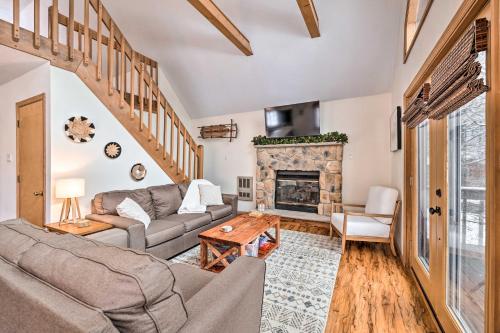 Charming Pocono Lake Cabin with Hot Tub and Fire Pit in Pocono Lake, USA