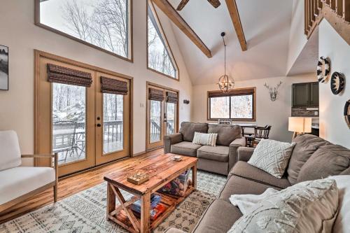Charming Pocono Lake Cabin with Hot Tub and Fire Pit in Pocono Lake, USA