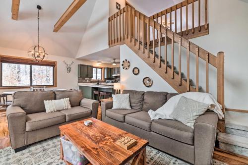 Charming Pocono Lake Cabin with Hot Tub and Fire Pit in Pocono Lake, USA