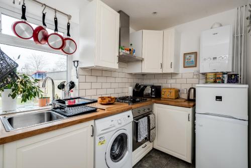 Tasteful 3-Bedroom House with private parking - Florence Park