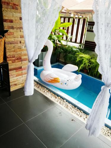 3 bedrooms, 9 beds