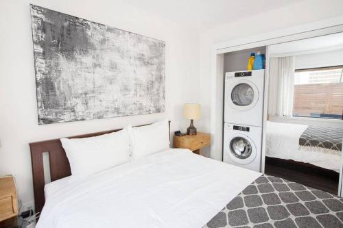 Cozy Studio on 4th Floor with Wi-Fi, Patio, Parking & Laundry!