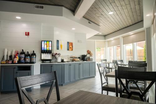 Food and beverages, Twin Mountain Inn & Suites near Dixie Stampede Dinner Theater
