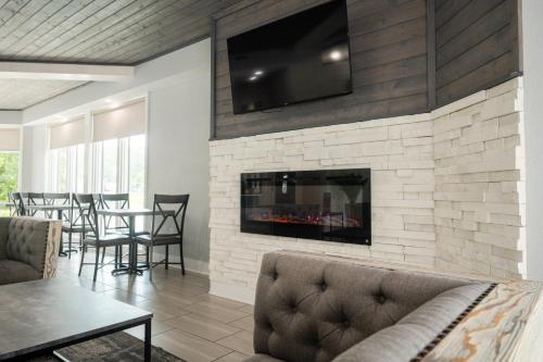Lobby, Twin Mountain Inn & Suites near Dixie Stampede Dinner Theater