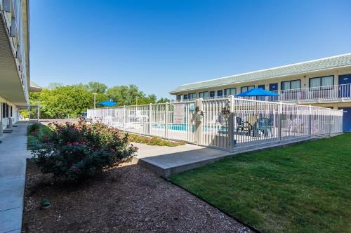 สระว่ายน้ำ, Motel 6 Bellmead, TX - Waco in เบลมีด