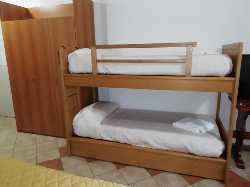 1 queen bed, 2 bunk beds