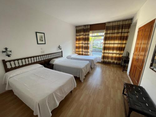 3 twin beds