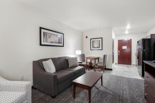 1 king bed, 2 sofa beds
