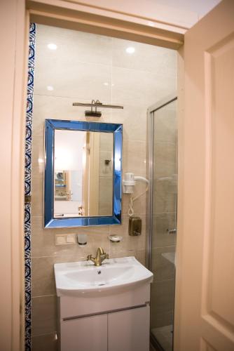 Deluxe Double Room with Balcony image 10