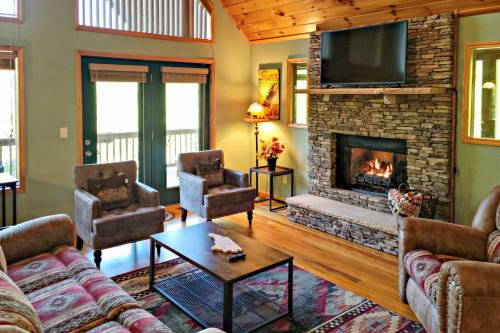 . Beautiful Smoky Mountain Chalet with Game Room!