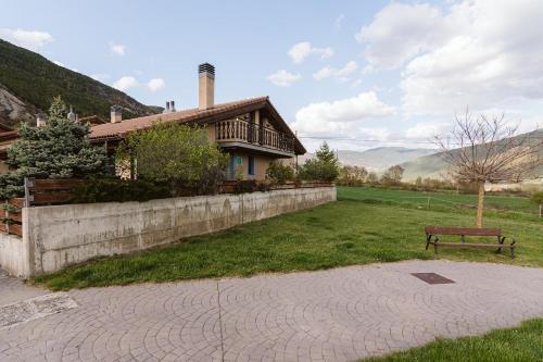  CASA PAULA - Adosado con jardín, chimenea y piscina in Senegüé