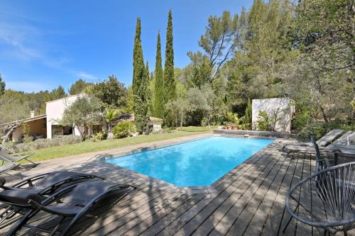 Maison spacieuse en pleine campagne avec terrasse jardin et piscine gîte à louer Fuveau