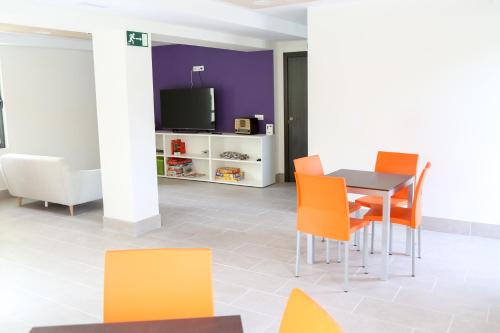 Koplietošanas atpūtas telpa ar TV, ATERPE KANPEZU HOSTEL in Genevilla
