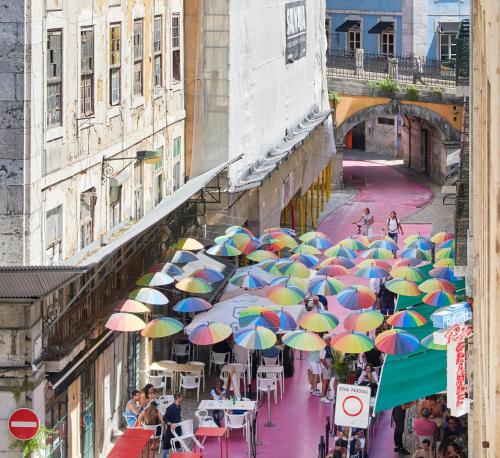 Sunny Pink Street Historical Apt, By TimeCooler, Lisbon