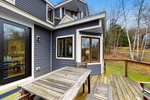 366 Ghia Farm Road in Ludlow, USA