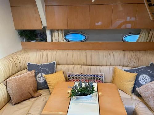 Cozy yacht lodge in Barcelona with boat tour option