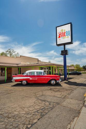 The Atomic Blue Motor-Inn in Monticello, USA