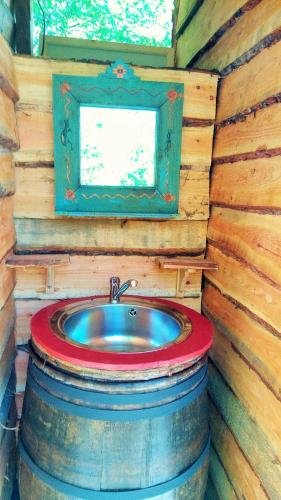 Grand tipis confortable, authentique chalets en rondins et belle maison Périgourdine avec piscine et vue Lascaux en Périgord