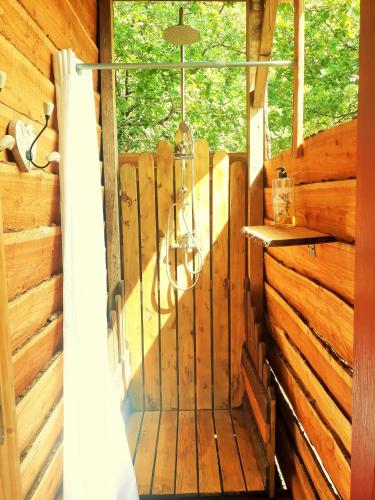 Grand tipis confortable, authentique chalets en rondins et belle maison Périgourdine avec piscine et vue Lascaux en Périgord