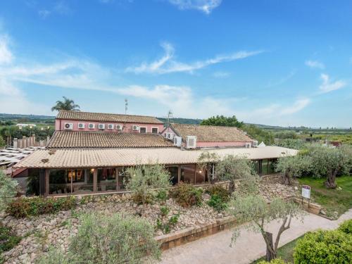  Charming Holiday Home in Carlentini with Pool Tennis Court, Pension in Carlentini