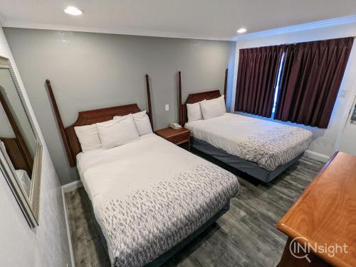 Deluxe Inn - image 13