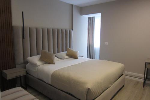 Freddy's Hotel, Tirana