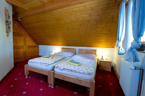 2 twin beds, 1 sofa bed