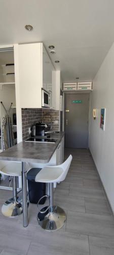 Magnifique Studio dans residence avec Piscine in Laval