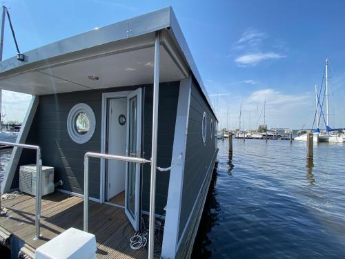 Luxurious Houseboat - Zen