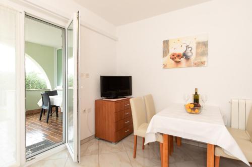 One-Bedroom Apartment image 5