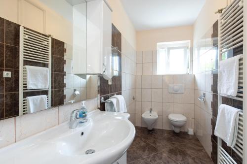 One-Bedroom Apartment image 10