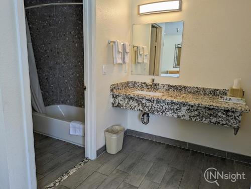 Royal Inn - image 6