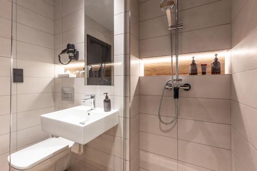 Deluxe Double or Twin Room image 10