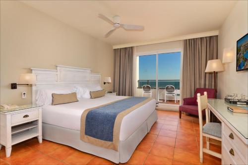 Twin Room With Front Sea View image 4