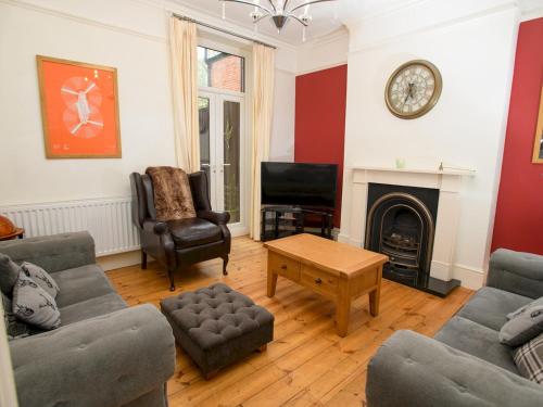 Pass the Keys 4 Bed house close to Castle - ideal for gatherings gîte à louer Swan Pool Mediumwave Transmitter, Mast East