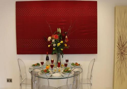 Knightsbridge-EARLY CHECKIN avail Sleeps 5 2Bedrooms 1 bathroom 5