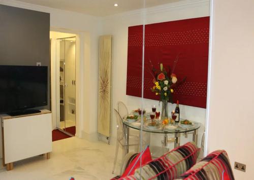 Knightsbridge-EARLY CHECKIN avail Sleeps 5 2Bedrooms 1 bathroom 4