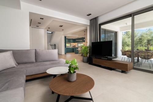 Antonia Villa - Luxurious Serenity with Private Pool, by ZanteWize in 칼리파돈