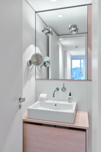 One-Bedroom Apartment image 4